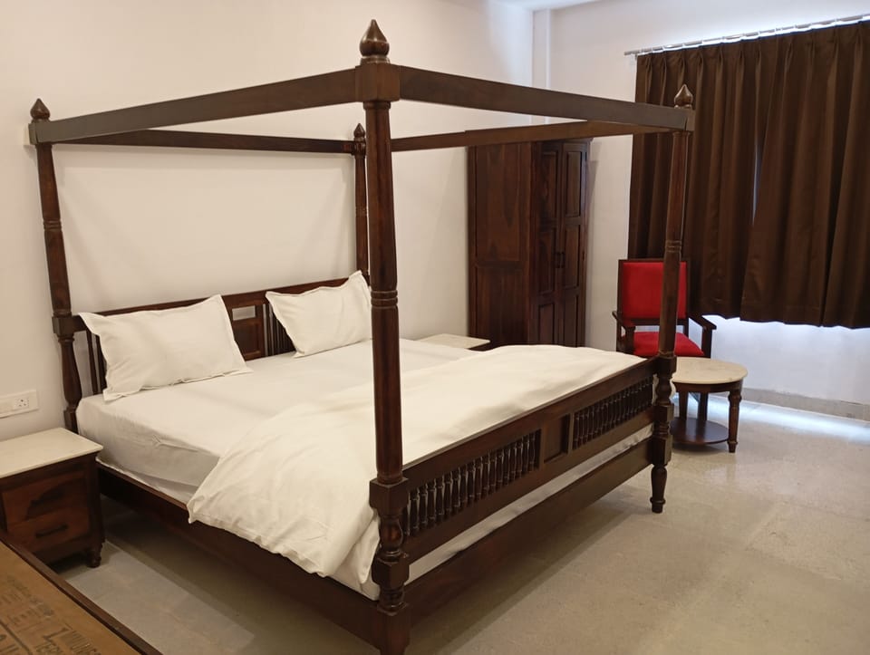 Luxury Suite, City View | Desk, laptop workspace, soundproofing