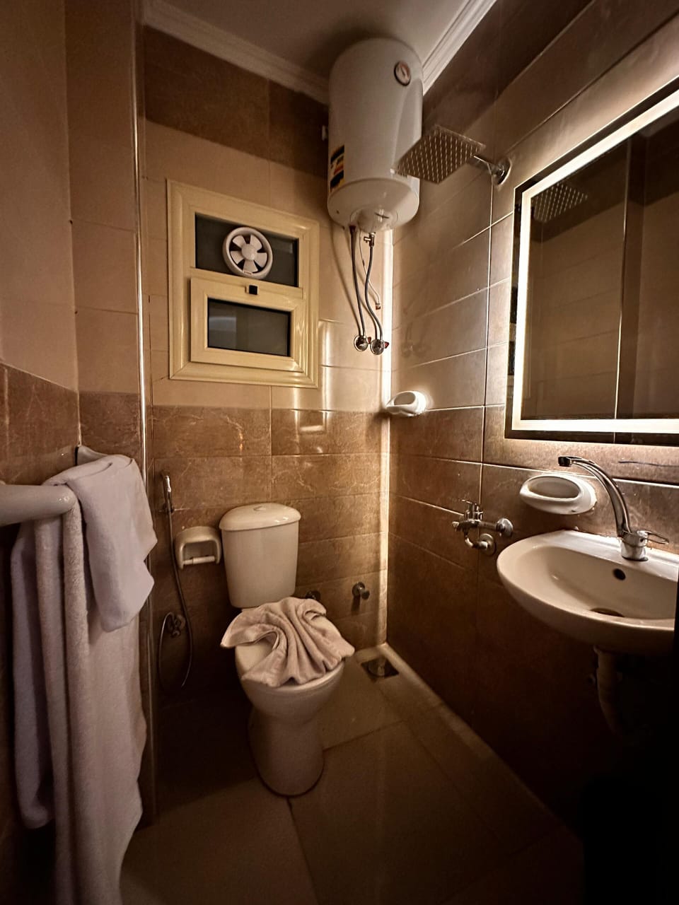 Superior Double Room | Bathroom | Shower, rainfall showerhead, bidet, towels