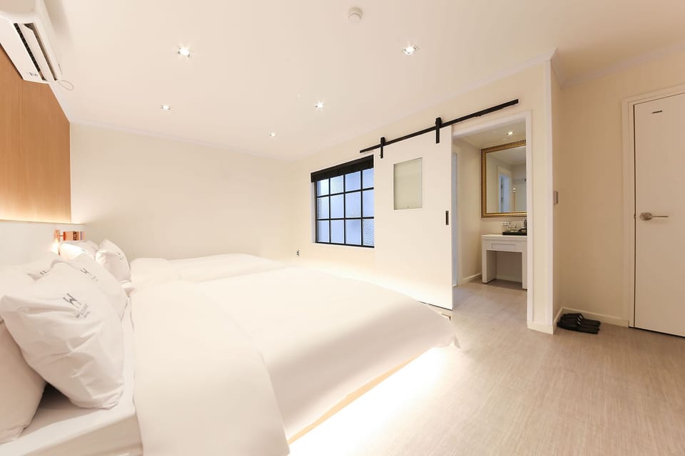 Family Twin Room, City View | Desk, laptop workspace, soundproofing, free WiFi