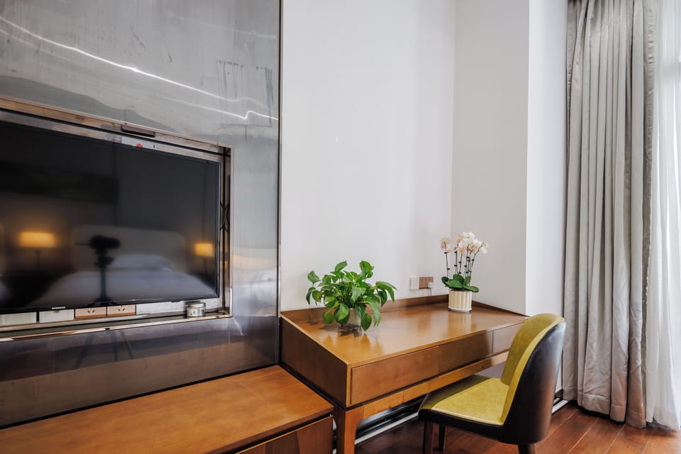 Family Suite | Desk, laptop workspace, soundproofing