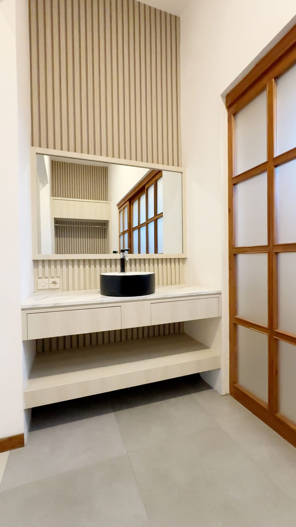Villa Garden | Bathroom | Shower, rainfall showerhead, free toiletries, towels