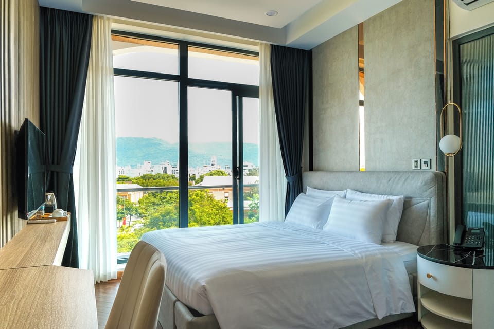 Executive Double Room, Balcony | In-room safe, desk, soundproofing, WiFi (free)