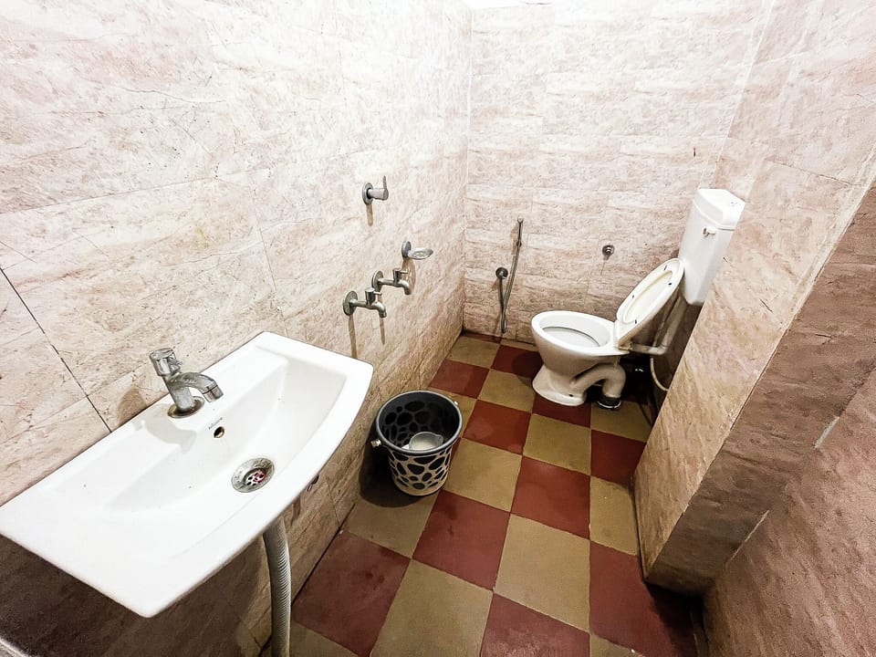 Classic Double Room | Bathroom | Shower, towels