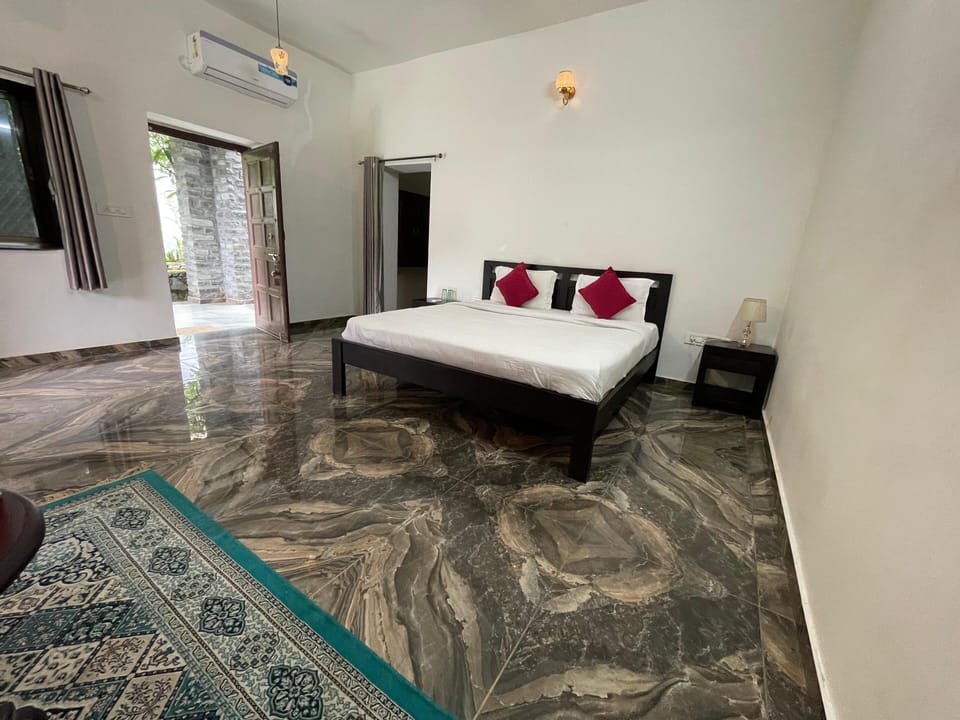 Exclusive Double Room, Balcony, Hill View | WiFi (free)