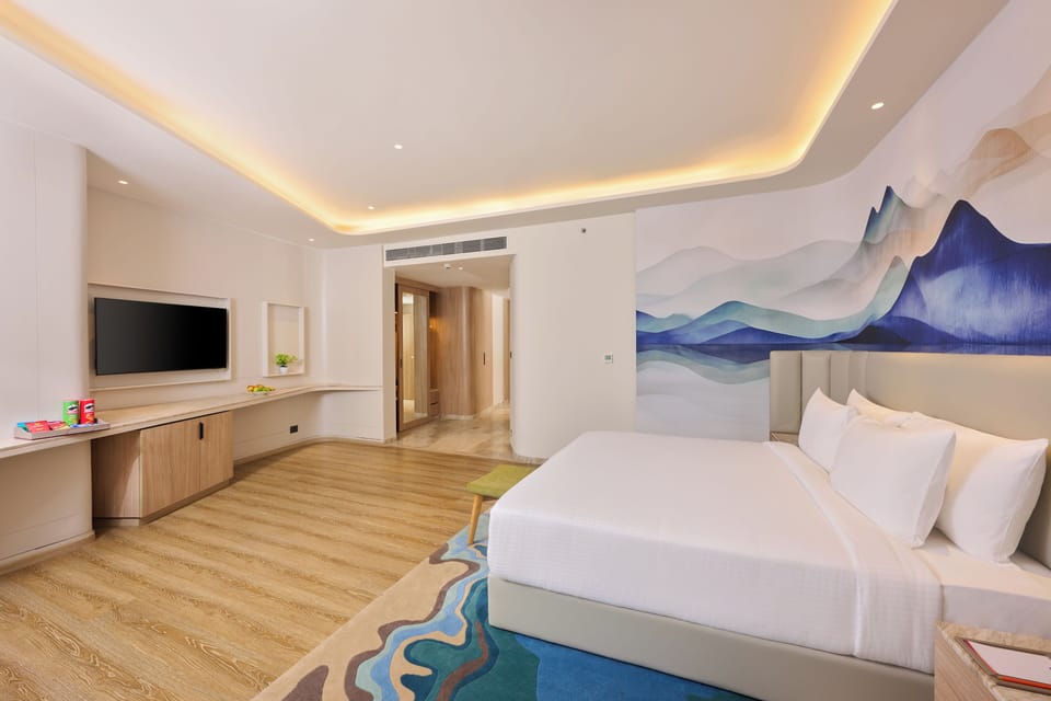 Suite, 1 King Bed | Blackout drapes, soundproofing, iron/ironing board, free WiFi