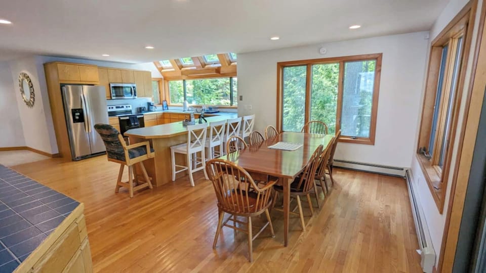 Signature House, 5 Bedrooms, Patio, Lake View | In-room dining