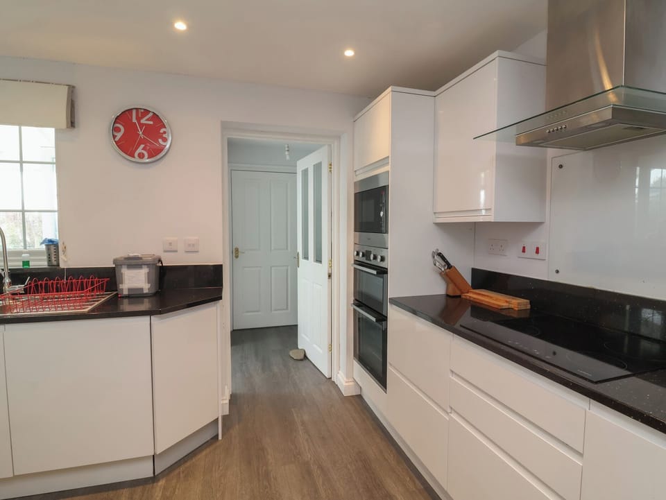Cottage | Private kitchen | Fridge, microwave, dishwasher, toaster