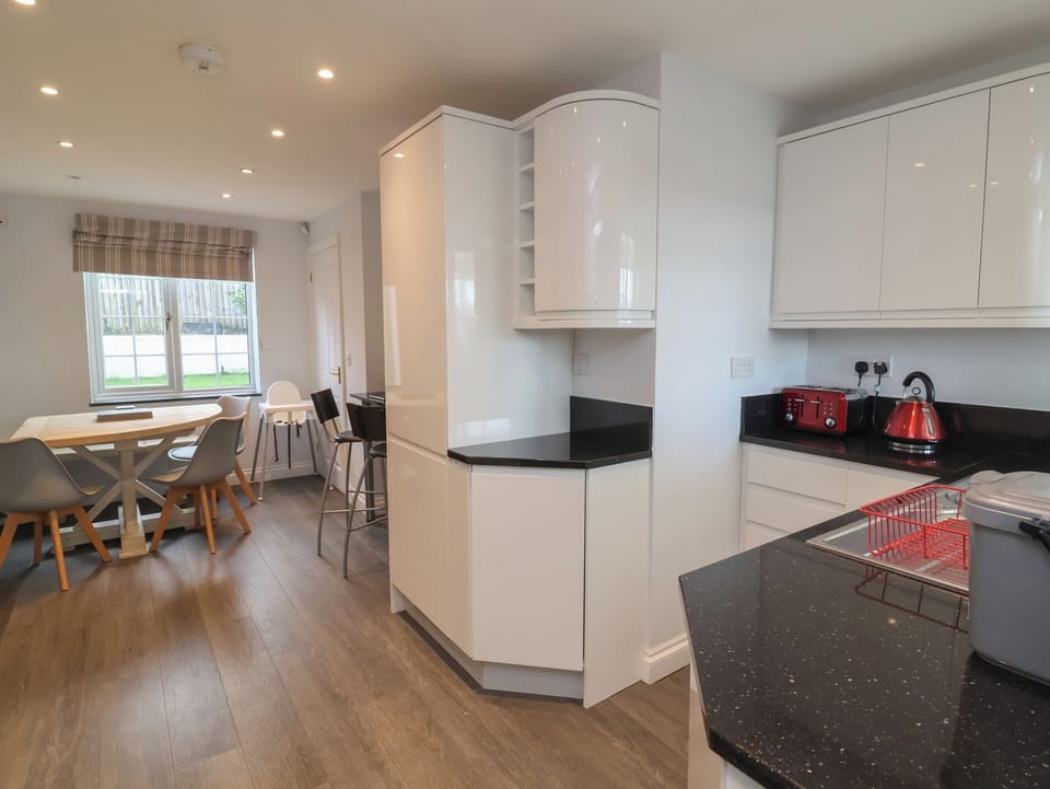 Cottage | Private kitchen | Fridge, microwave, dishwasher, toaster