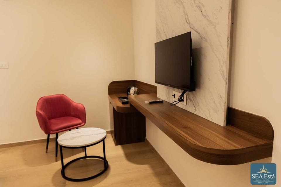 Premium Double Room, 1 King Bed | Free WiFi, bed sheets