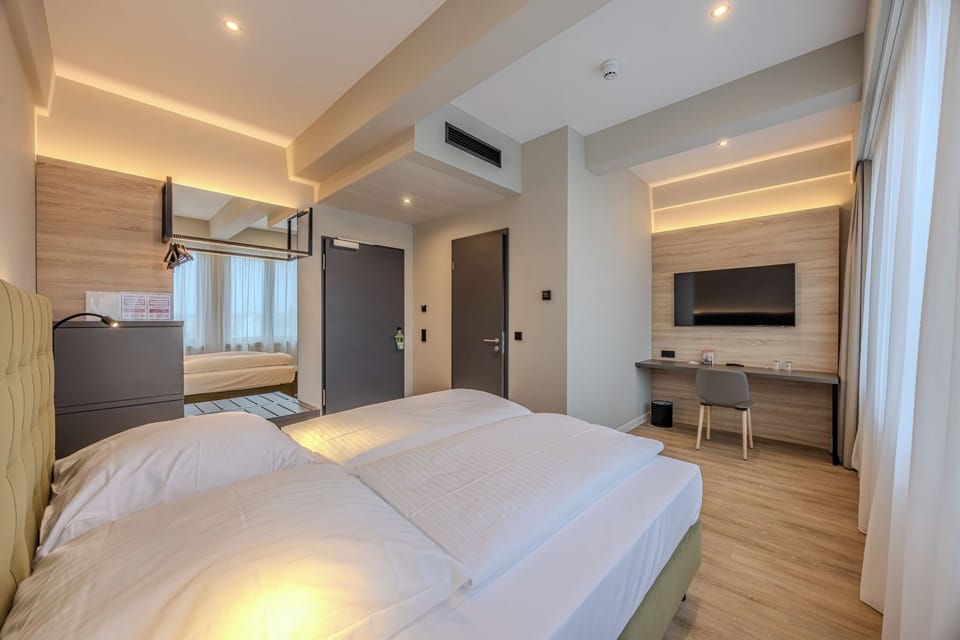 Comfort Double Room, Non Smoking, Air conditioning | In-room safe, soundproofing, iron/ironing board, free WiFi