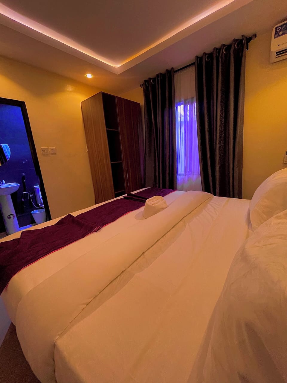 Suite | Desk, laptop workspace, WiFi (free), bed sheets