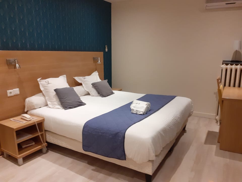 Double Room | Desk, bed sheets