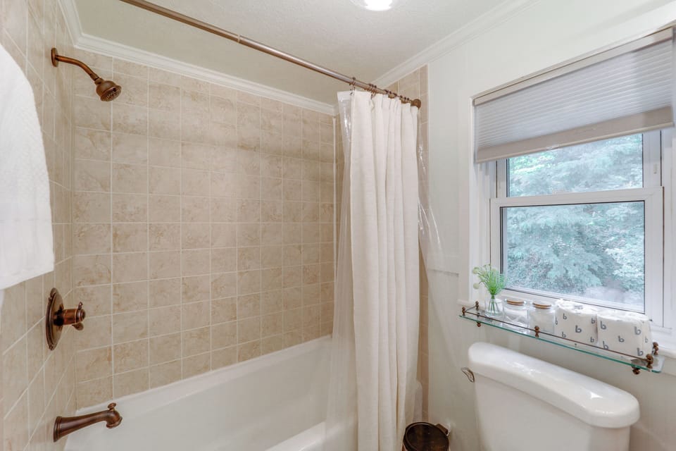 Shop, Dine & Unwind: Dtwn Blowing Rock Retreat! Apartment in Blowing Rock