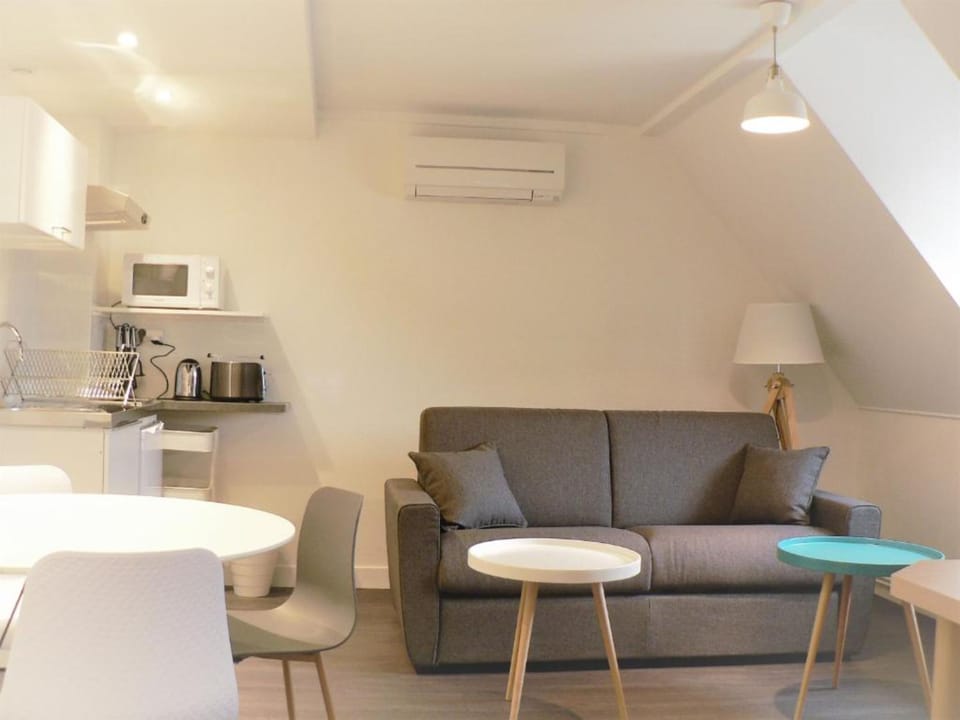 Studio | Private kitchen | Electric kettle, highchair