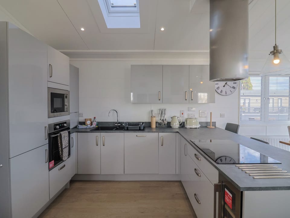 Cottage | Private kitchen | Fridge, microwave, dishwasher, toaster