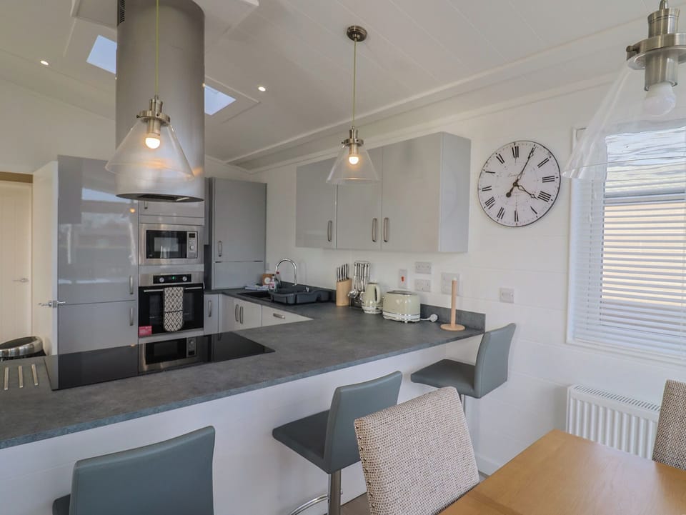 Cottage | Private kitchen | Fridge, microwave, dishwasher, toaster
