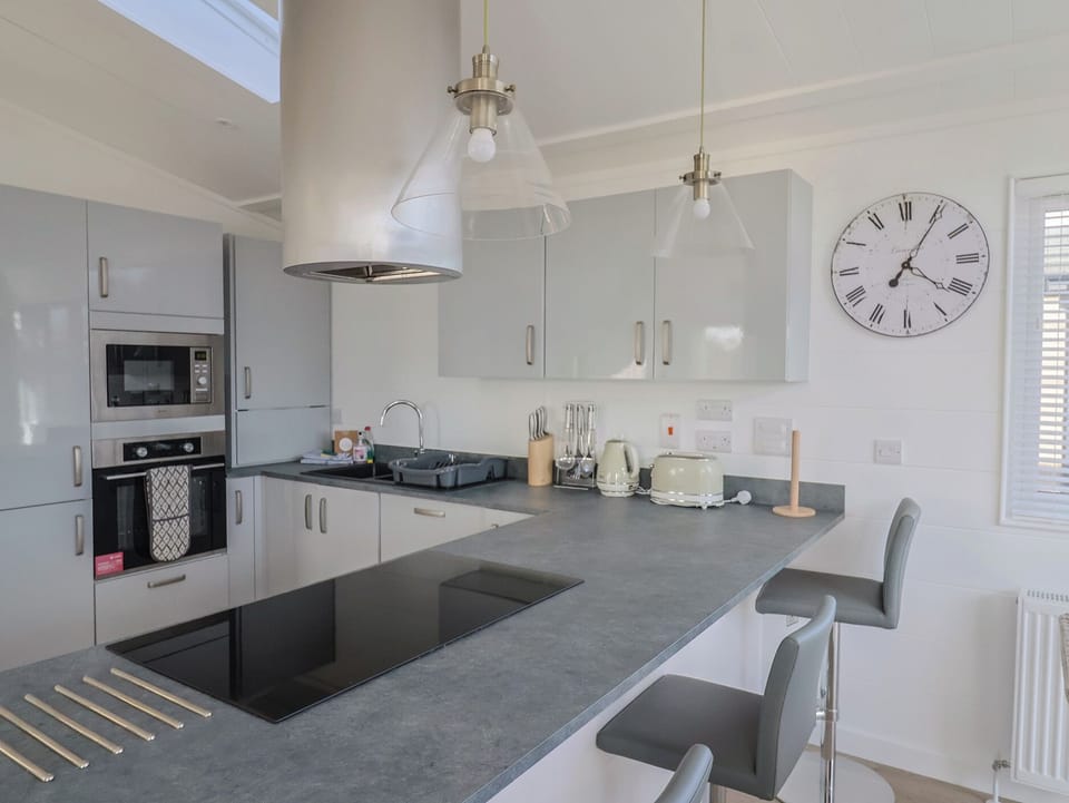 Cottage | Private kitchen | Fridge, microwave, dishwasher, toaster