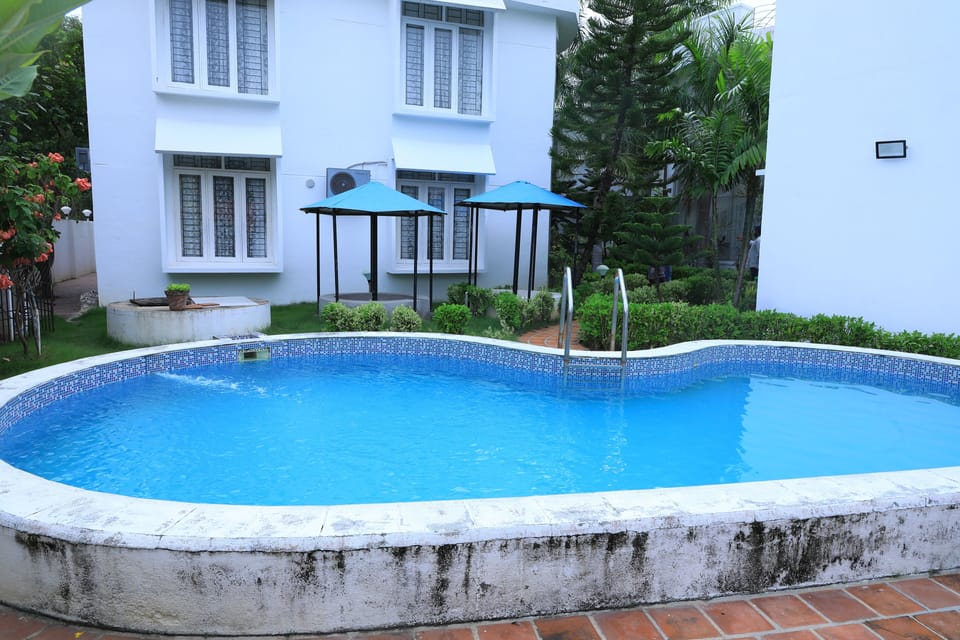10 outdoor pools