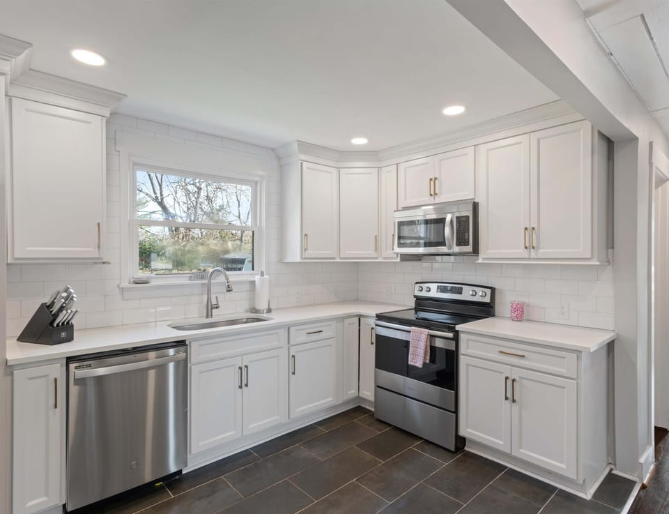 House, Multiple Beds, Patio, Garden View (Franklin Retreat) | Private kitchen | Fridge, microwave, oven, stovetop
