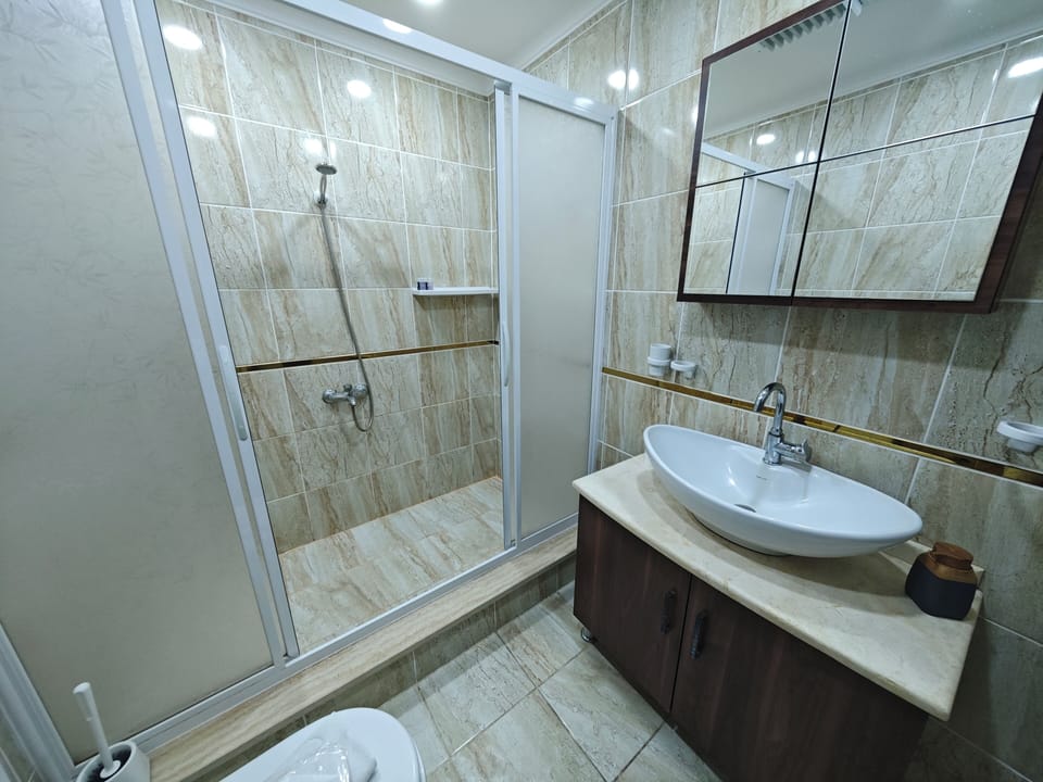 Comfort Chalet, Slope side ( Mustakil Konukevi) | Bathroom | Shower, hair dryer, towels, soap