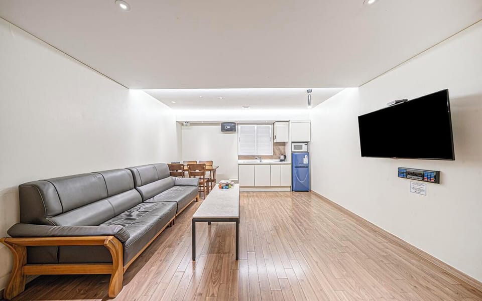 Superior Twin Room, City View | Living area