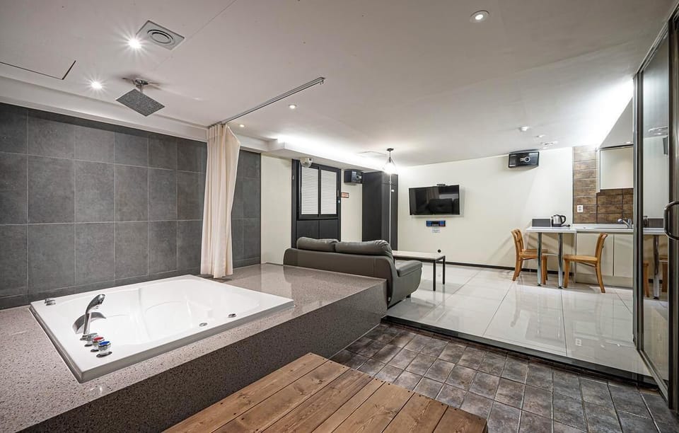 Deluxe Twin Room, City View | Bathroom | Free toiletries, hair dryer, slippers, towels