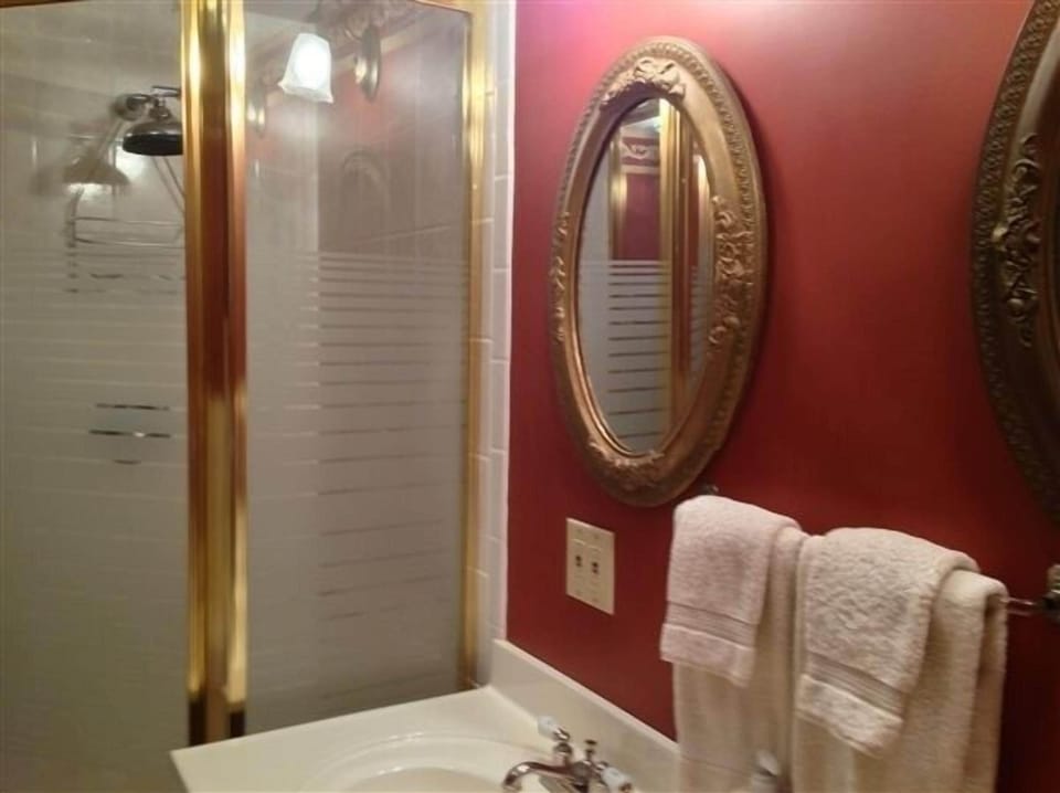 Linda's Room | Bathroom | Free toiletries, towels