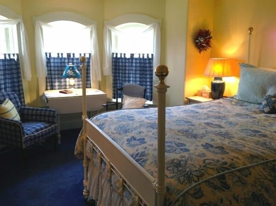 Cottage Room | Premium bedding, iron/ironing board, free WiFi, bed sheets