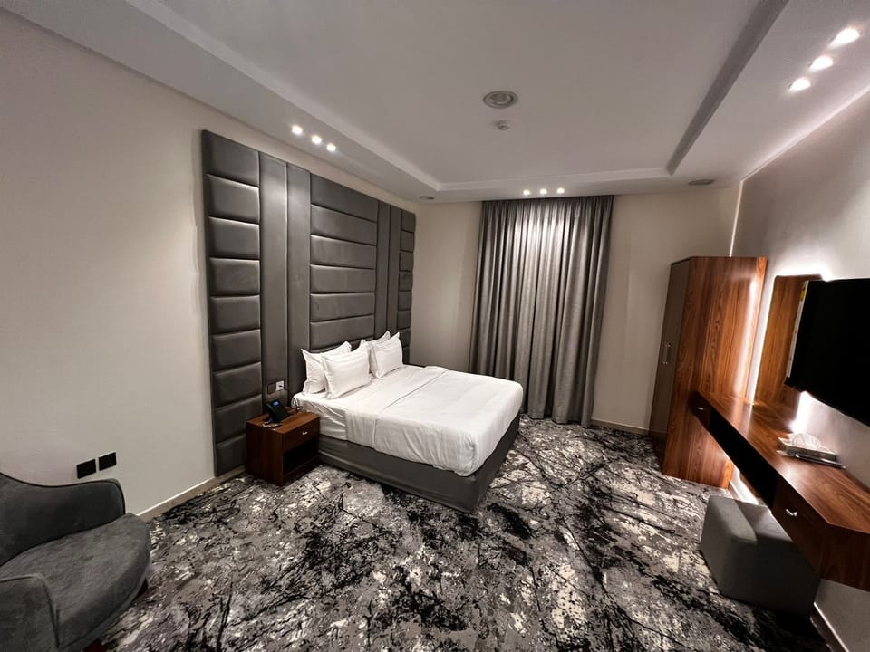 Comfort Studio | In-room safe, blackout drapes, soundproofing, iron/ironing board