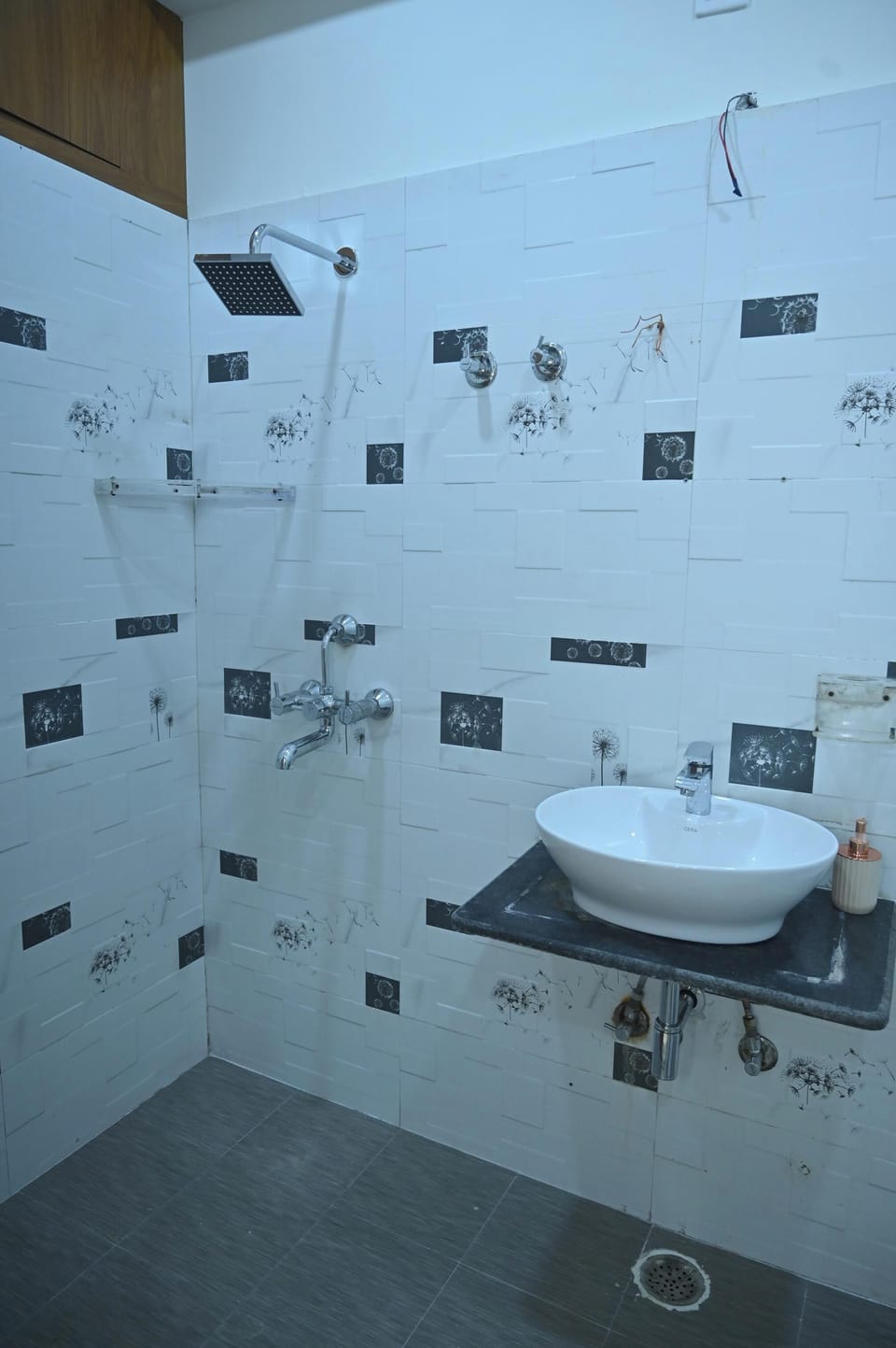Shower, free toiletries, towels, shampoo