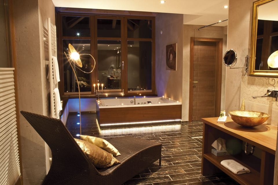 Suite | In-room safe, iron/ironing board, free WiFi, bed sheets
