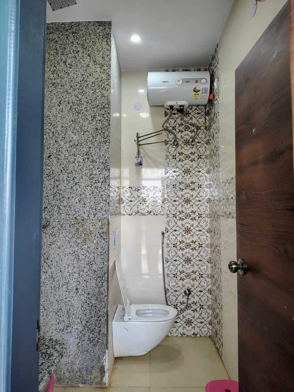 Shower, free toiletries, slippers, bidet