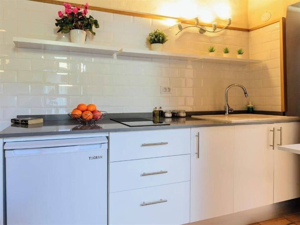 Studio, Mountain View | Private kitchen