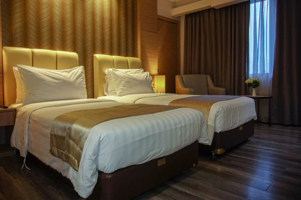 Superior Twin No Window (With Breakfast) | Premium bedding, in-room safe, desk, laptop workspace