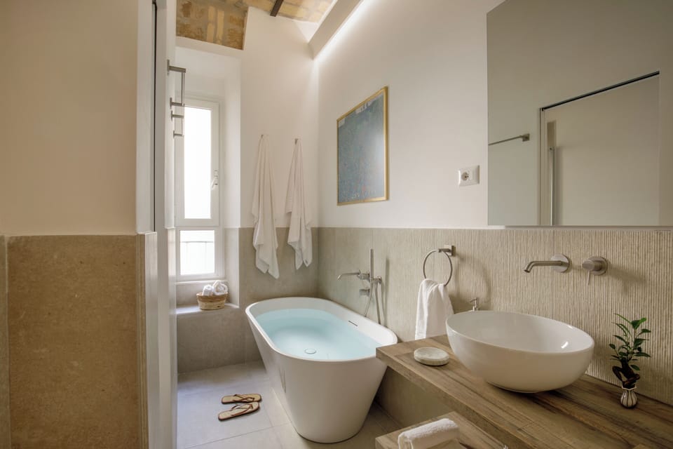 Deluxe Suite, 1 King Bed with Sofa bed, Kitchenette, Courtyard View | Bathroom | Free toiletries, hair dryer, towels, soap