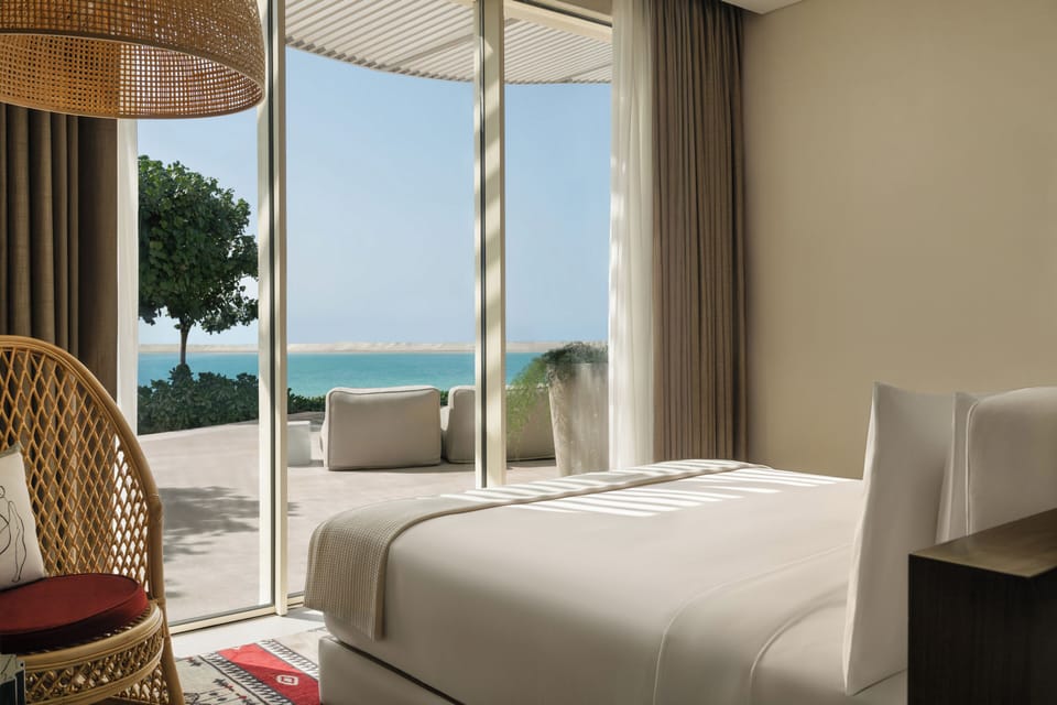 Premium bedding, minibar, blackout drapes, WiFi (free)