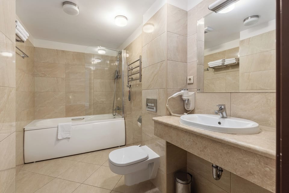 Standard Triple Room | Bathroom
