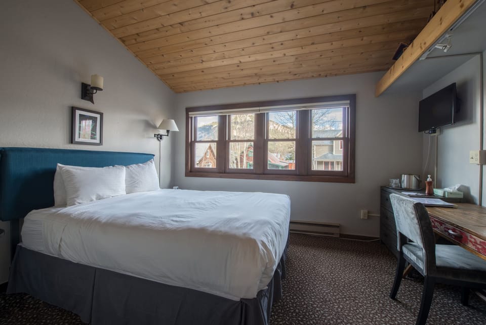 Room, 1 Queen Bed (First Floor) | Hypo-allergenic bedding, individually decorated, individually furnished