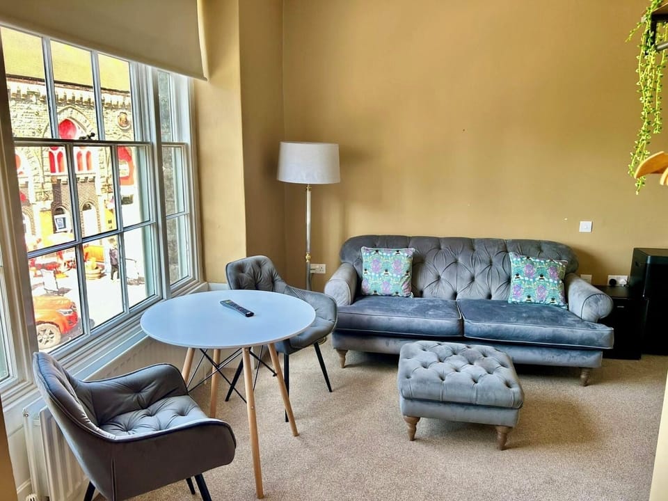 Superior Suite, River View | Living area