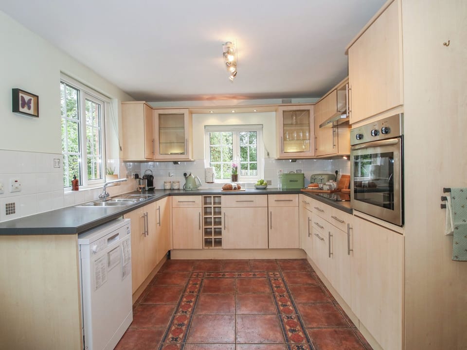 Cottage | Private kitchen | Dishwasher, cookware/dishes/utensils