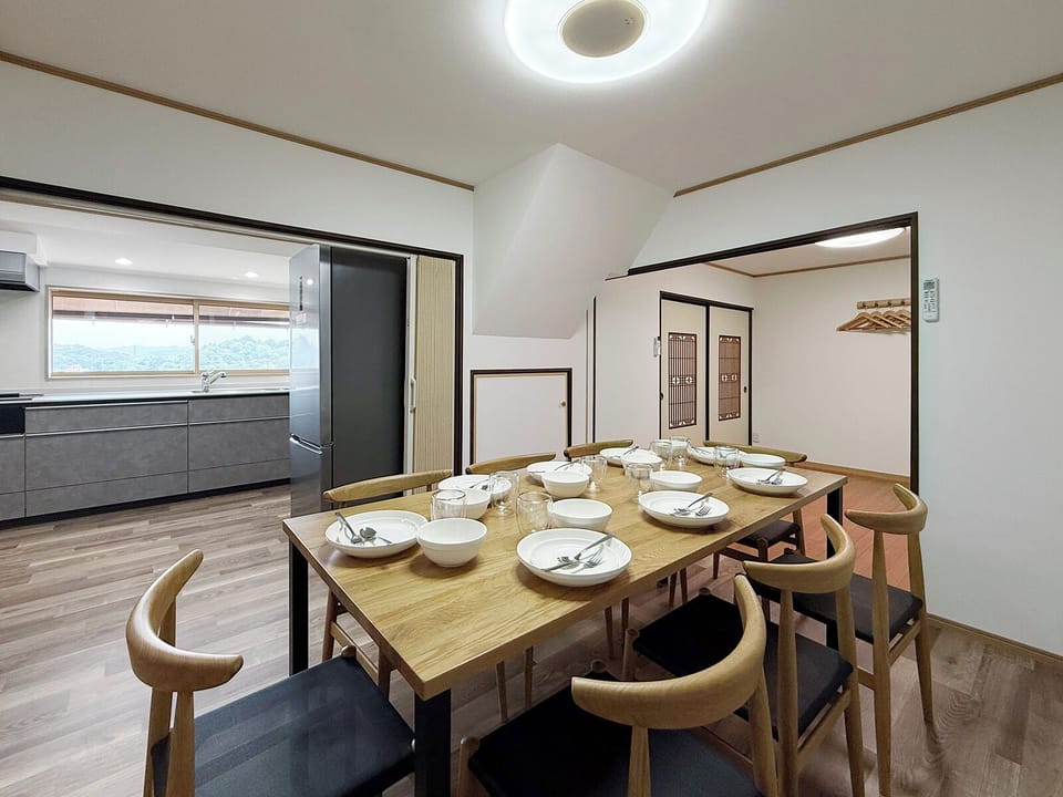 Panoramic House, Balcony, Hill View | In-room dining