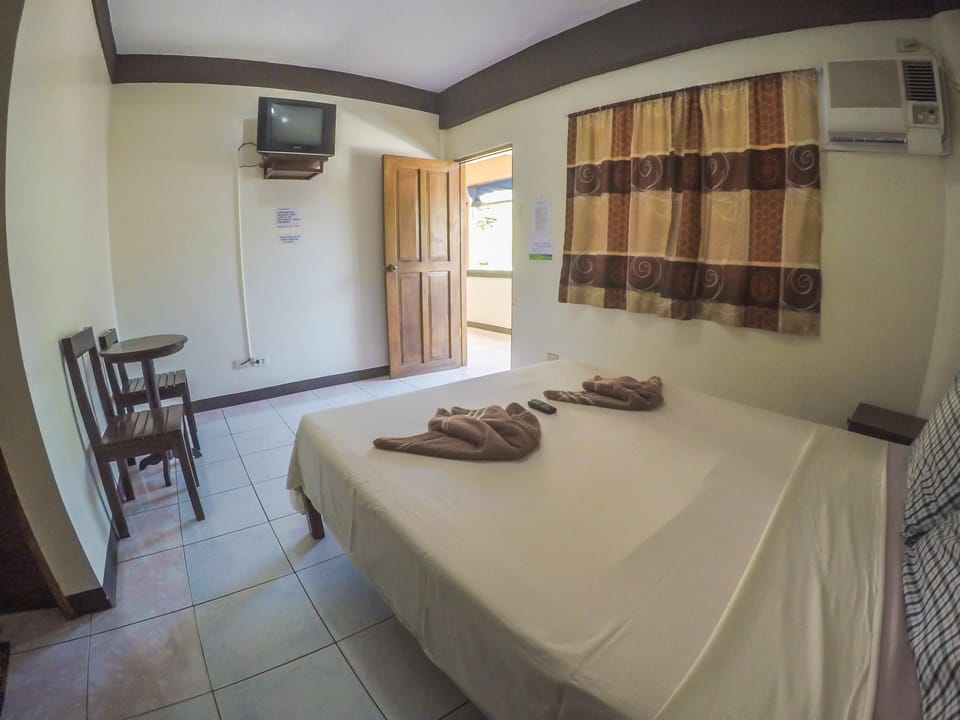 Standard Room | Desk, WiFi (free), bed sheets