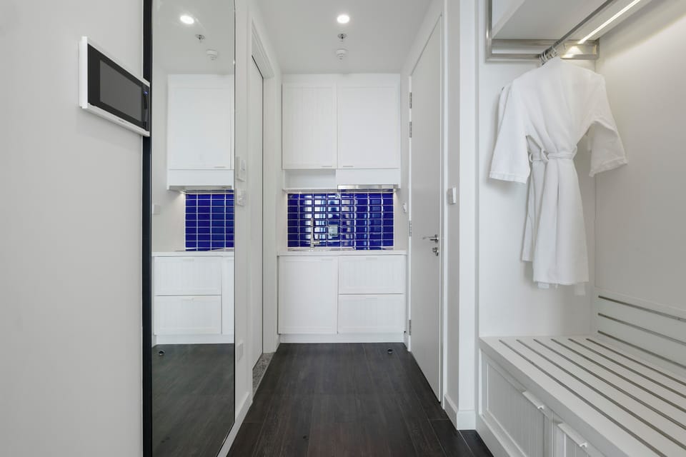 Family Apartment | Minibar, desk, laptop workspace, soundproofing