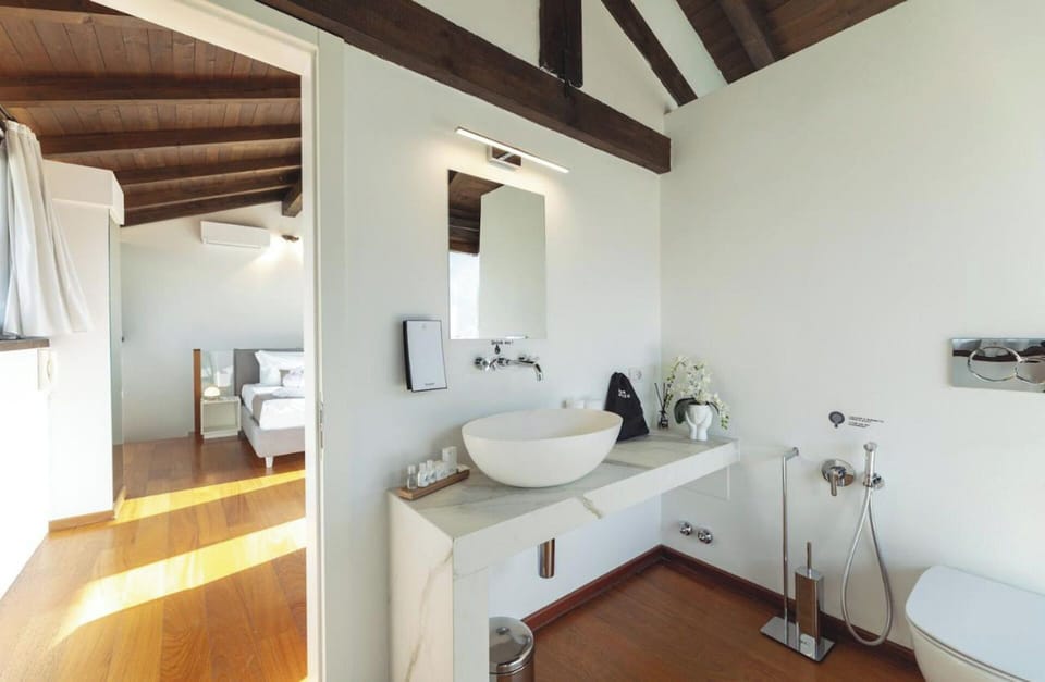 Junior Suite Deluxe | Bathroom | Shower, hair dryer, towels, soap