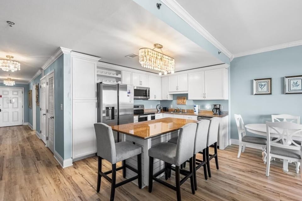 Condo, Multiple Beds (Laketown Wharf 1933) | Private kitchen