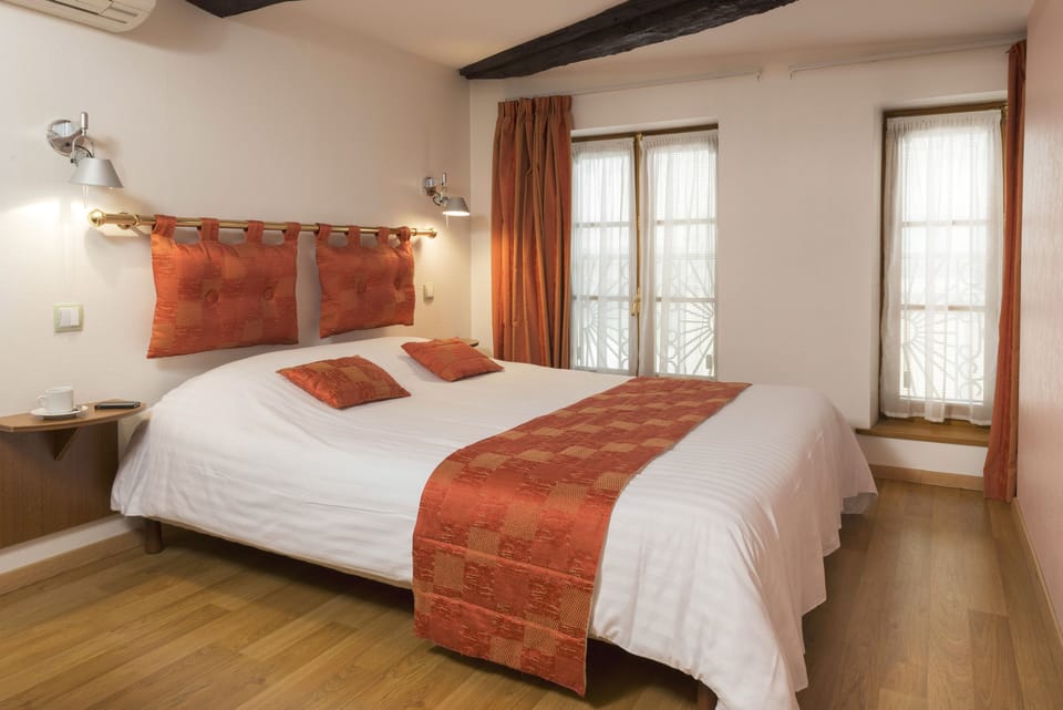 Desk, soundproofing, free WiFi, bed sheets