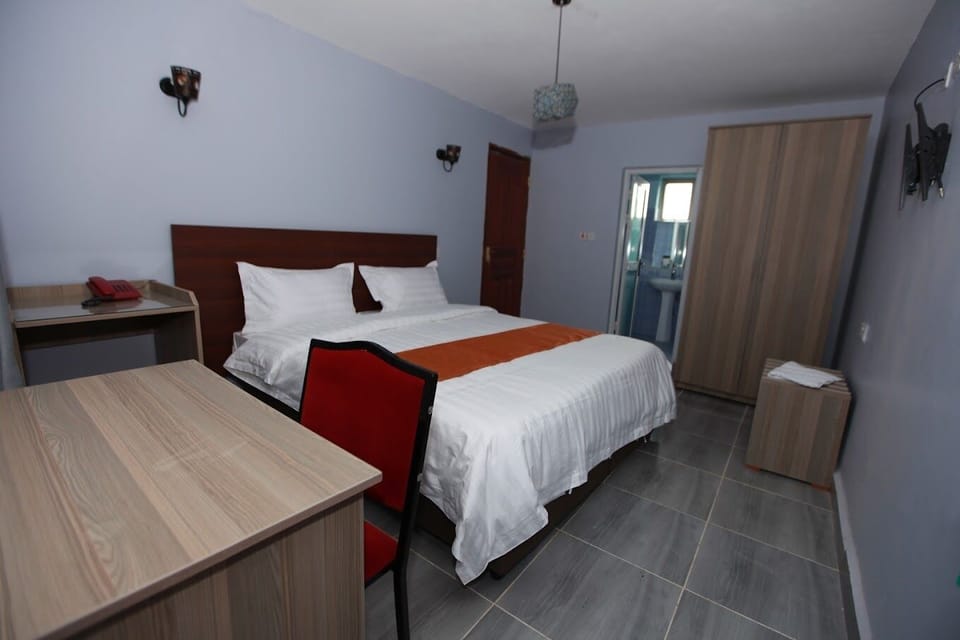 Executive Double Room, Pool View | Free WiFi, bed sheets