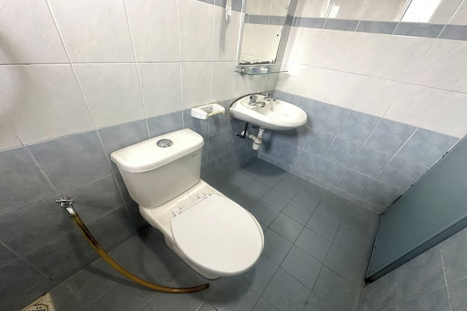 Family Room | Bathroom | Shower, free toiletries, towels