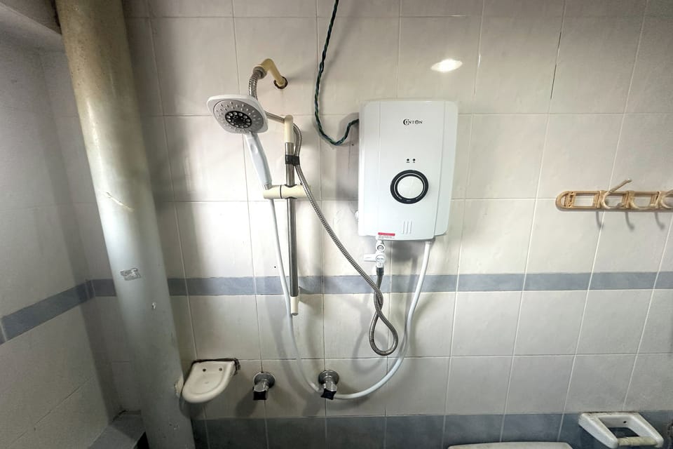 Family Room | Bathroom | Shower, free toiletries, towels