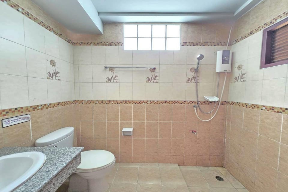 Standard Twin Room | Bathroom | Shower, rainfall showerhead, free toiletries, hair dryer